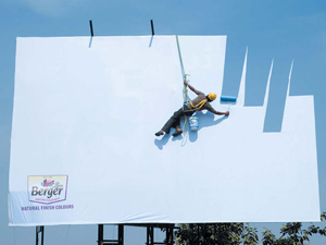 Креативная реклама на билборде пример фото.