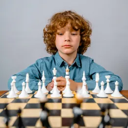 Шахматы развивают мозг и логическое мышление.