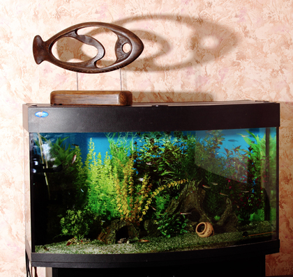 Декоративная скульптура рыба на аквариуме