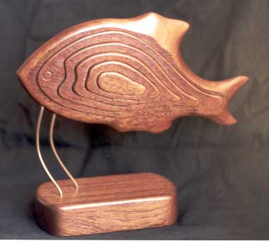 Декоративная скульптура рыба из красного дерева