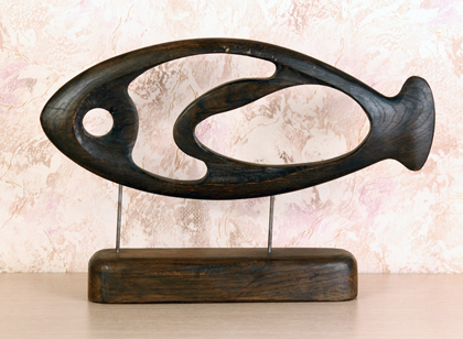 Декоративная скульптура рыба из дуба